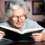idosa-em-leitura