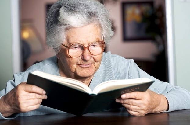 idosa-em-leitura